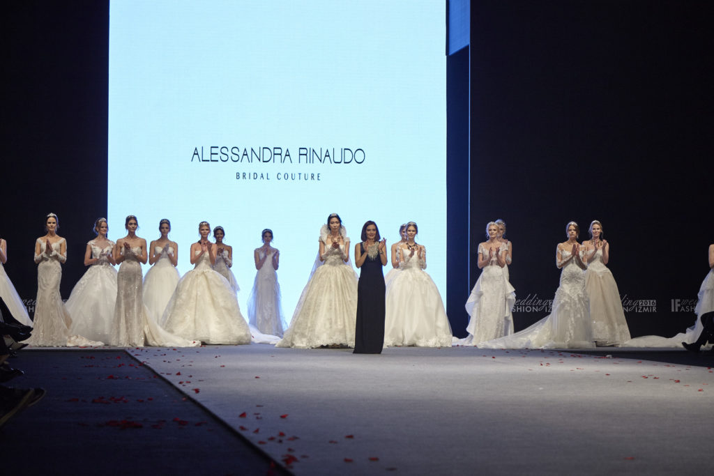 ALESSANDRA RINAUDO, ICONA DI STILE A IZMIR