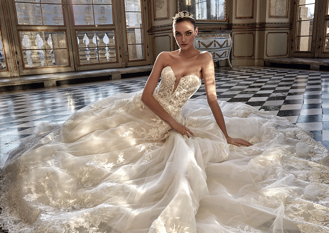 Abiti da sposa, nel 2023 sbocciano fiori tridimensionali